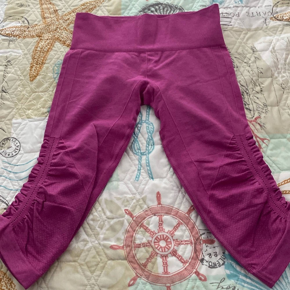In the flow crop: lululemon sz 4